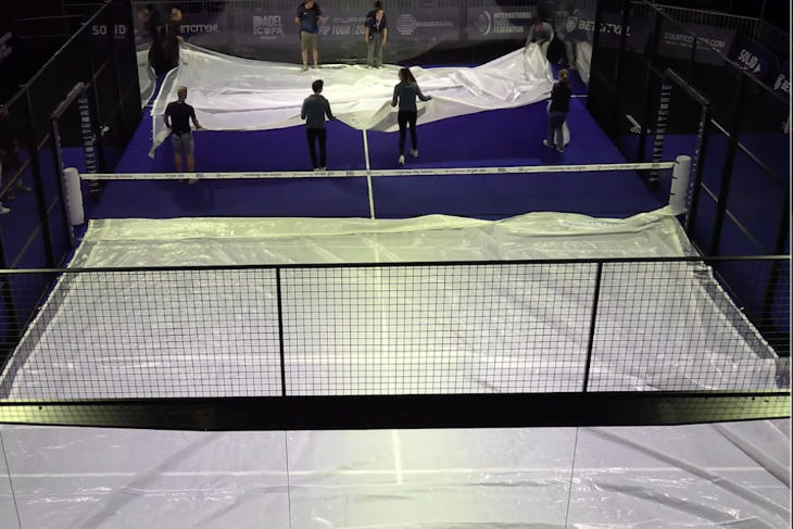Fast Installation of Courtcovers Padel Court Cover at Sportworx International Tournament Team installing a Courtcovers Padel Court Cover at a Sportworx International tournament in just a few minutes, providing fast protection from rain and humidity.